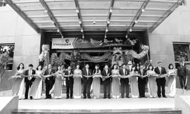  Cắt băng khánh thành trụ sở mới