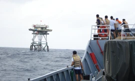 Tiếp cận nhà giàn trong mùa sóng bão. Ảnh: TC