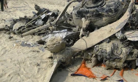  Hai bộ phận còn khá nguyên vẹn của xác máy bay là lốp và cánh quạt lớn được giữ lại phục vụ trưng bày, nghiên cứu