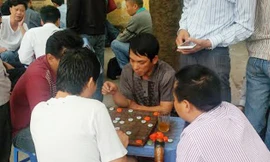 Uống trà, hút thuốc, đánh cờ