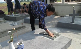  Bà Nhiệm ngày nào cũng thăm nom những “ngôi nhà chung”. Ảnh TG