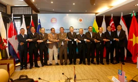 Các quan chức cấp cao ASEAN bày tỏ tinh thần đoàn kết. Ảnh: Như Ý