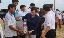 Bộ trưởng Nguyễn Thị Kim Tiến trao tủ thuốc cho ngư dân xã Cẩm Nhượng