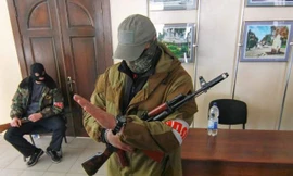  Một số người nổi dậy đang chiếm đóng hội trường vùng Donetsk. Ảnh: Itar-Tass