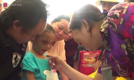 Bé gái bị hành hạ dã man hạnh phúc trong vòng tay cha