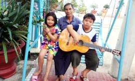  Ông Tư Hòa cùng hai cháu ngoại