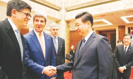 Từ trái sang, hàng trước: Bộ trưởng Tài chính Mỹ Jack Lew, Ngoại trưởng Mỹ John Kerry và Chủ tịch Trung Quốc Tập Cận Bình ngày 9/7 tại Bắc Kinh. Nguồn: SCMP