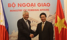 Phó Thủ tướng, Bộ trưởng Ngoại giao Phạm Bình Minh tiếp và hội đàm với Ngoại trưởng Philippines Albert del Rosario ngày 2/7 tại Hà Nội. Ảnh: Trúc Quỳnh 