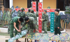 Cán bộ, chiến sĩ Tiểu đoàn 5, Trung đoàn 335, làm bia bảng phục vụ huấn luyện tại đơn vị