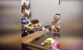 Vợ giận dữ dùng cán chổi “dạy” chồng như trẻ nhỏ