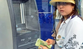 Một số NH áp dụng nhiều khoản phí vô lý, giá thu cao và giới hạn mức rút tiền gây bức xúc cho khách hàng Ảnh: Người Lao Động