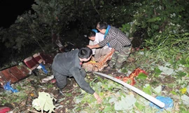 Cùng với lực lượng công an và người dân, các phượt thủ tham gia cứu người. ảnh: Vnexpress