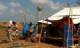 Gia đình ông Phương ở Cồn Nhàn đang dời nhà