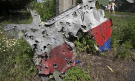 Những lỗ thủng do các mảnh đạn vỡ gây ra trên một phần xác chiếc phi cơ của Malaysia. Ảnh: AP.