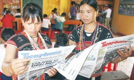  Người dân vùng biên giới đọc báo Tiền Phong ở Phòng đọc biên giới 