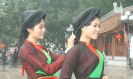 Người đẹp làm dáng trong chùa Bút Tháp. ảnh: Nguyễn trường