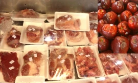 Thịt không nhãn mác bày bán trong siêu thị (ảnh to). Táo dập bày bán tại siêu thị Lotte