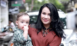 Thanh Lam chăm sóc tỉ mỉ cho cháu trai 