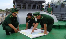 Ban chỉ huy Hải đội 2 bàn phương án tác chiến ngay trên tàu. Ảnh: T.Đ