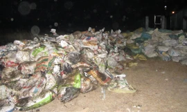 Hàng trăm bao chất thải đổ trộm sau chung cư