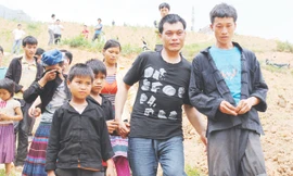 Dân bản đón Vừ Già Pó trở về 