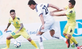  Không còn sự phục vụ của Gaston Merlon (giữa), sức mạnh của SHB Đà Nẵng giảm đáng kể. ảnh: VSI 