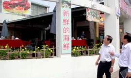 Kiểm tra bảng hiệu quảng cáo vi phạm. ẢNH: NGUYỄN HUY