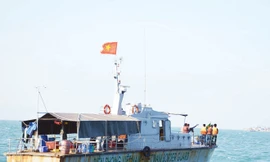  Tàu của Biên phòng Việt Nam làm nhiệm vụ bảo vệ an toàn cho việc kéo cáp ngầm trên biển Phú Quốc