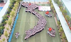  Học sinh trường THPT Lê Quý Đôn, TP Biên Hòa (Đồng Nai) ghép hình Tổ quốc trong ngày vận động, đóng góp hướng về biển đảo. Ảnh: TT