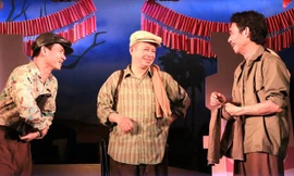  Xuân Bắc (trái) vai Văn Sửu, Tuấn Hải (giữa) vai Toàn Nha và Phú Đôn vai ông Thình trong vở “Bệnh sĩ” của NH Kịch Việt Nam, 2014