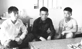 Từ trái sang: Lộc, Thịnh và Hùng đang được tại ngoại