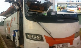 Xe chở khách đâm vào gầm cầu Vĩnh Hưng (Vĩnh Lợi, Bạc Liêu) đêm 9/8 làm bay nóc khiến 19 người bị thương. ảnh: Tiến Hưng 