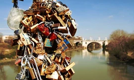 Khóa tình yêu khiến các cây cầu ở Paris 'oằn lưng' gánh đỡ