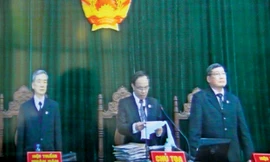 Ông Trương Việt Toàn (giữa) - chủ tọa phiên xét xử Dương Tự Trọng (em trai ông Dương Chí Dũng) hồi tháng 1 vừa qua