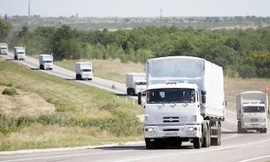 Đoàn xe cứu trợ của Nga trên đường tới Ukraine hôm 17/8. Nguồn: AFP 