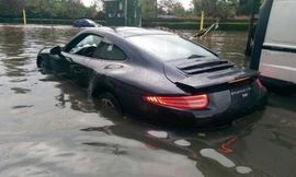 Tiếc đứt ruột nhìn Porsche 911 chết chìm giữa phố