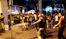 Cảnh sát chống bạo động kịp thời ngăn chặn cơn tức giận của người hâm mộ. Ảnh: Xinhua