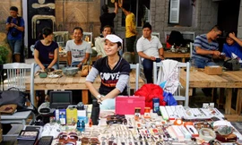 Chợ ‘ve chai ngàn đô' độc đáo giữa lòng Sài Gòn