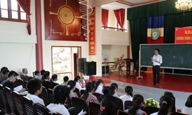 Thầy Phạm Tuấn Đạt dạy lý tại lớp luyện thi miễn phí chùa Biện Sơn.