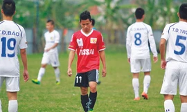 Nguyễn Văn Đức (áo đỏ) đã chơi rất tốt ở vòng loại giải U19 QG 2014 trong màu áo U19 Ninh Bình. Ảnh: Vietnam+