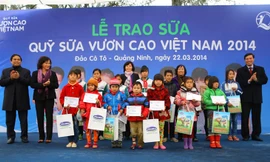 Bà Nguyễn Thị Kim Ngân (thứ 2 từ trái qua), Phó Chủ tịch Quốc hội và bà Bùi Thị Hương, Giám đốc đối ngoại Vinamilk tặng sữa cho trẻ em nghèo tại huyện đảo Cô Tô