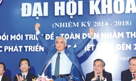 Ông Lê Hùng Dũng ăn mừng chiến thắng, trở thành Chủ tịch VFF khóa VII. ảnh VSI