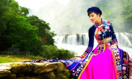 Triệu Thị Hà rực rỡ bên thác Bản Giốc 