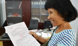 Tân sinh viên 59 tuổi Đặng Thị Bích Liên trong niềm vui nhận giấy báo nhập học.