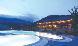 Bể bơi trên đỉnh đồi đạt tiêu chuẩn cao cấp