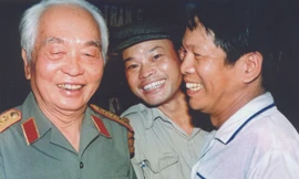  Đại tướng Võ Nguyên Giáp với Đại tá Lưu Anh Tuấn (phải)