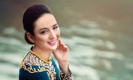 Ngọc Diễm cổ điển khoe đường cong cháy bỏng với áo dài hoa văn