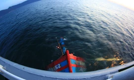 Tàu cá ĐNa 90152TS bị tàu Trung Quốc đâm chìm đang được lai dắt vào bờ. Ảnh: Nguyễn Huy