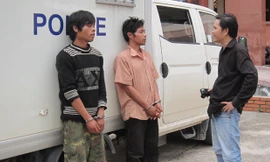 Hai kẻ sát nhân Hồ Văn Công và Hồ Văn Thành (bên trái) tại PC45 Công an Quảng Trị. ẢNH: H.T