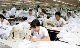 Ngành dệt may Việt Nam đang phải nhập từ 50-60% vật tư, nguyên phụ liệu từ Trung Quốc. Ảnh: Như ý